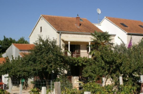  Apartments with a parking space Mirca, Brac - 2843  Мирка
